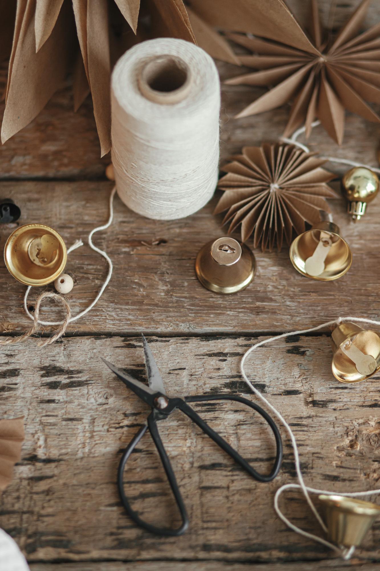 Workshop table with threads and hoops